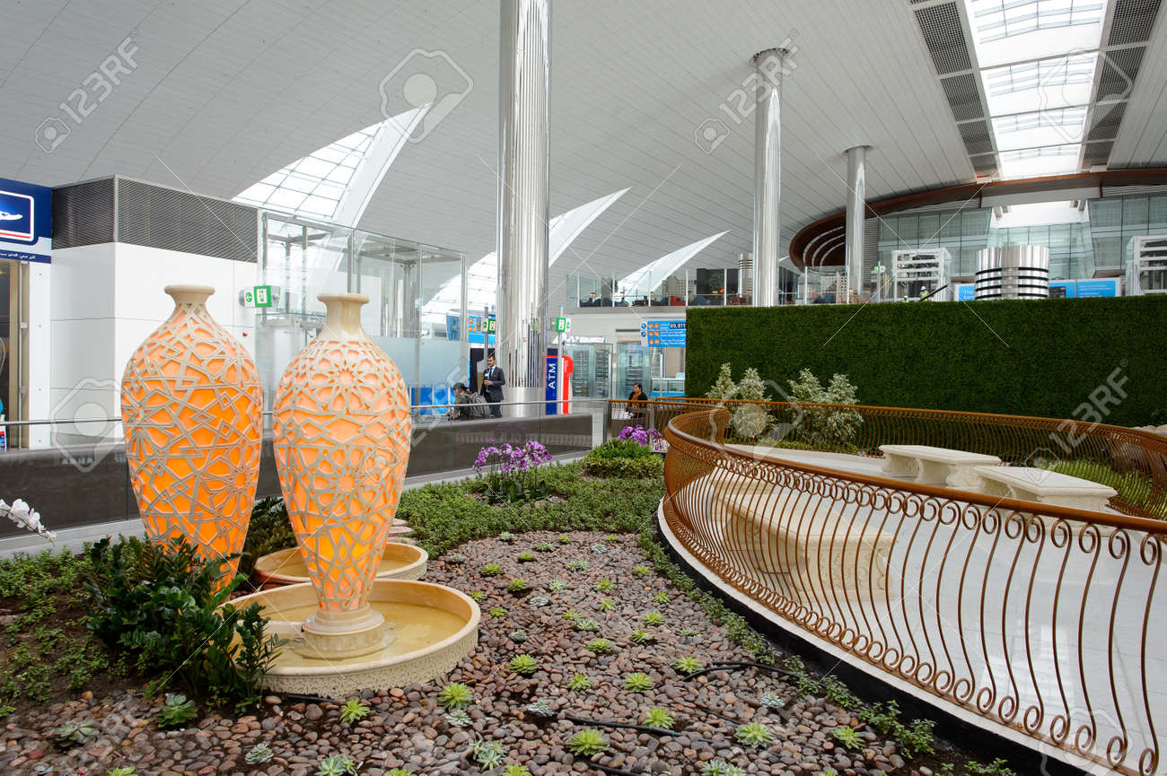DUBAI, Vereinigte Arabische Emirate - 10. März, 2015: DXB Flughafen ... DUBAI, Vereinigte Arabische Emirate - 10. März, 2015: DXB Flughafen ...