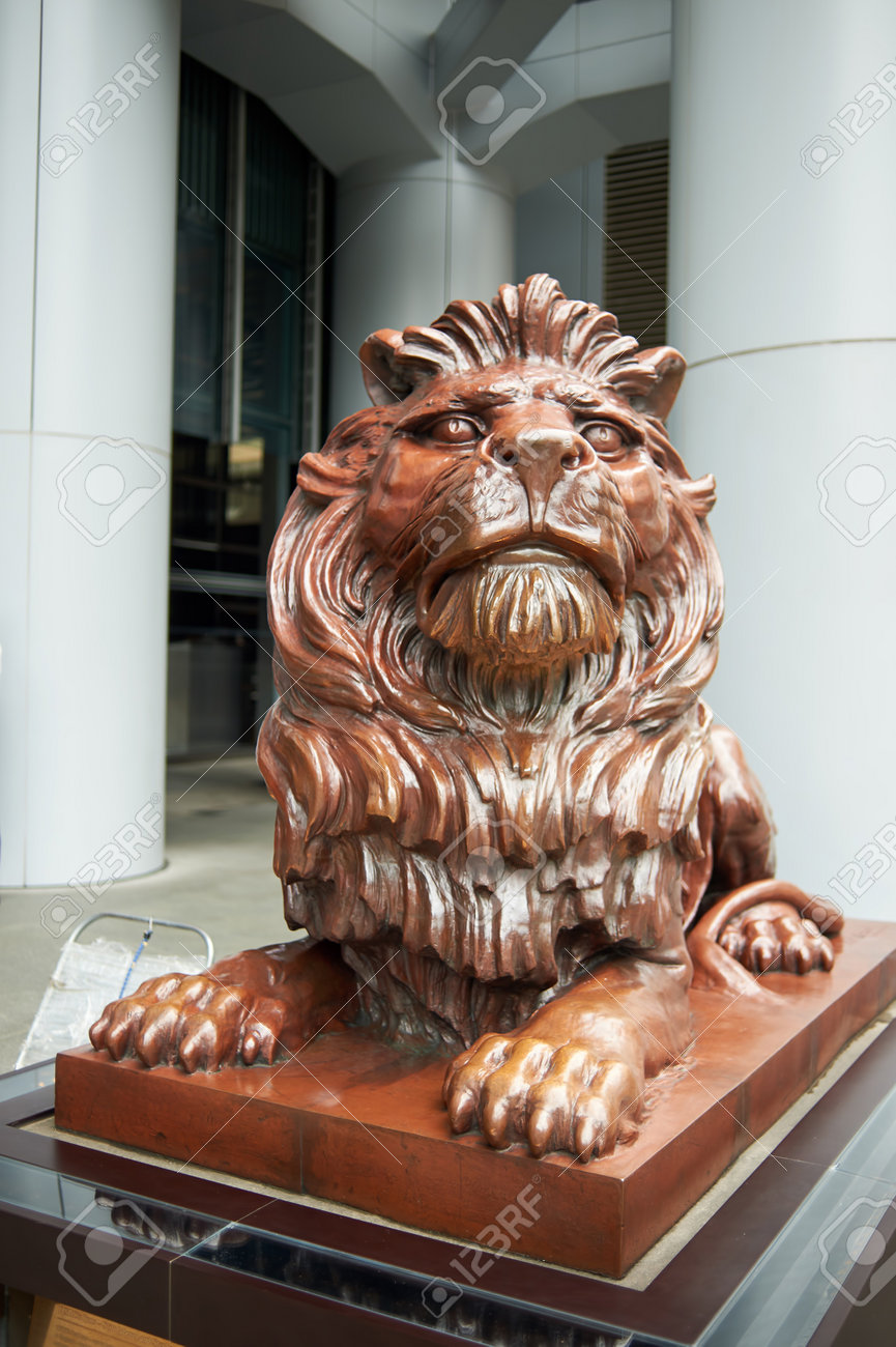 本店ビルの香港 - 2015 年 5 月 6 日: 右のライオンの像。HSBC ホールディングス Plc は、イギリスの多国籍銀行 および金融サービスでロンドン、イギリスに本社を置く会社です。の写真素材・画像素材 Image 63030619