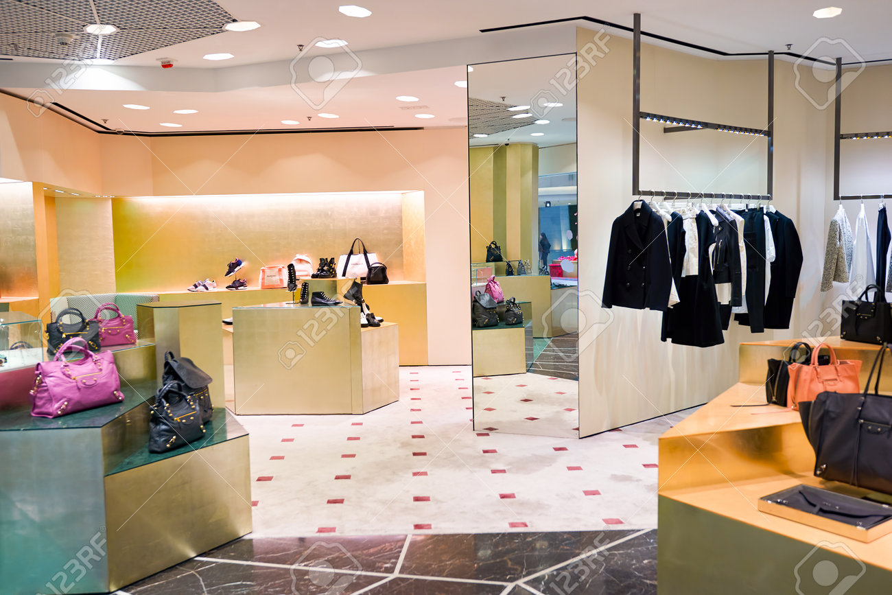 バレンシアガ通販エレメンツ ショッピング モールでの香港 16 年 1 月 26 日 デザイン バレンシアガはクリストバル バレンシアガによって設立された欧州の高級ファッションハウスです の写真素材 画像素材 Image