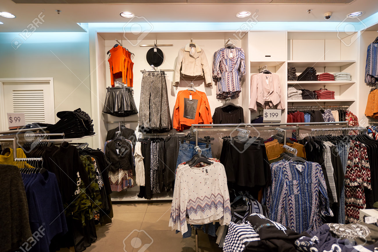 HONG KONG - 27 Janvier 2016: Intérieur Du Magasin H & M. H & M ... HONG KONG - 27 Janvier 2016: Intérieur Du Magasin H & M. H & M ...