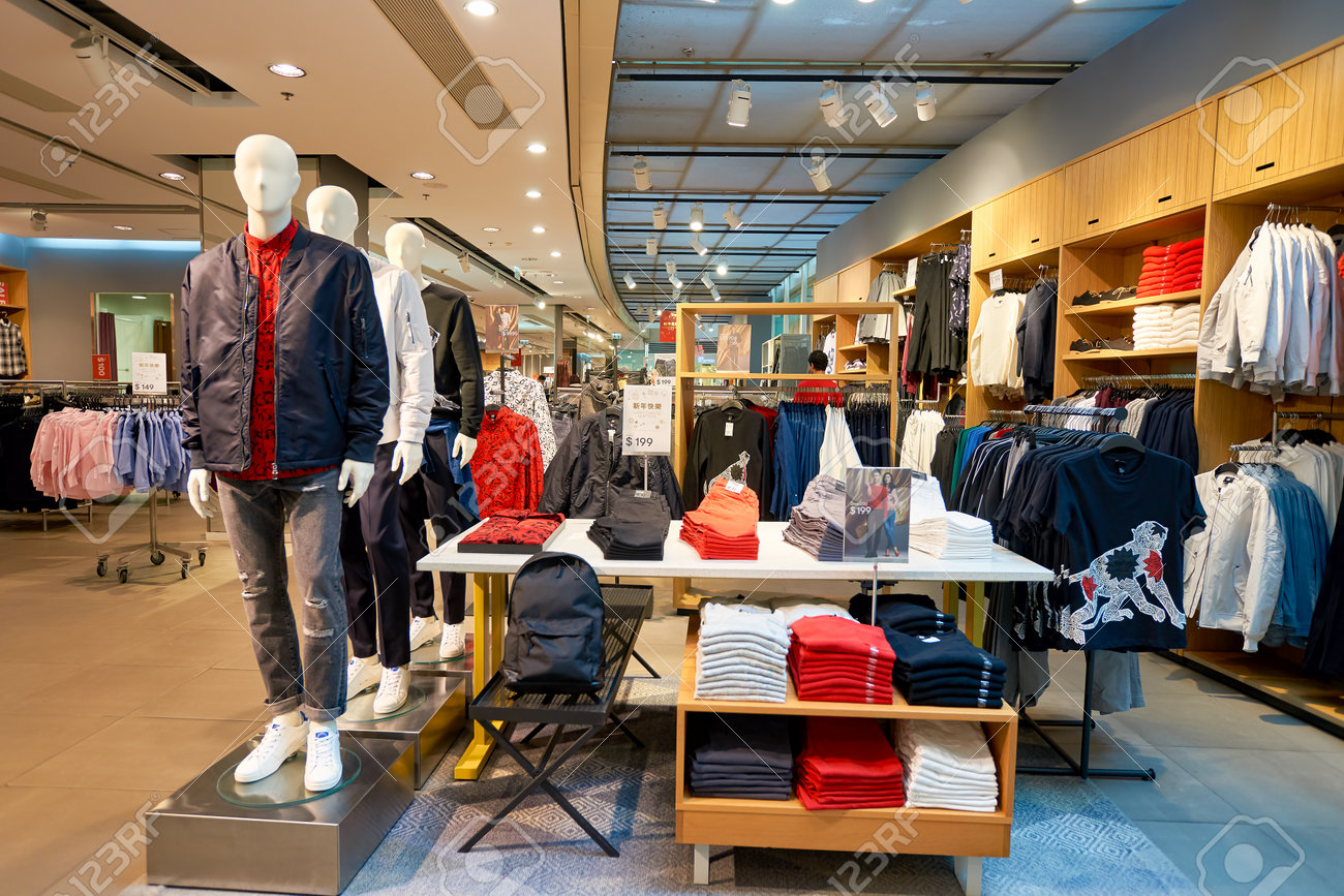 HONG KONG - 26 Janvier 2016: à L\'intérieur Du Magasin H & M Elements ... HONG KONG - 26 Janvier 2016: à L\'intérieur Du Magasin H & M Elements ...