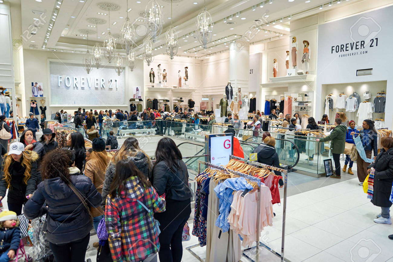 NEW YORK - 19 De Março De 2016: No Interior Da Forever 21, Em Nova Iorque. Forever  21 É Uma Cadeia Americana De Lojas De Moda Rápida, Com Sede Em Los Angeles.