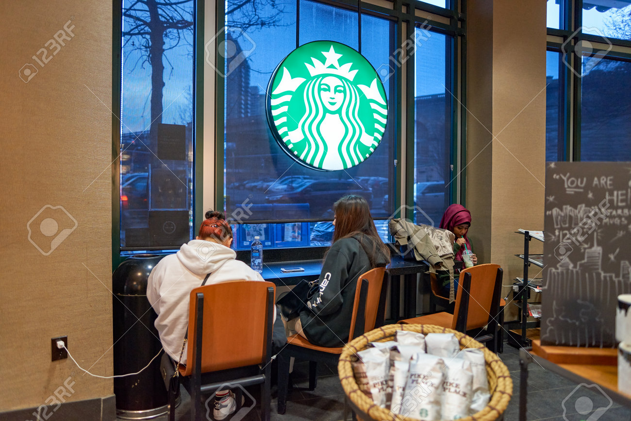 ニューヨーク 16 年 3 月頃 スターバックス カフェの中 スターバックス コーポレーションは ワシントン州シアトルに拠点を置くアメリカ の世界のコーヒー会社と喫茶店チェーンです の写真素材 画像素材 Image