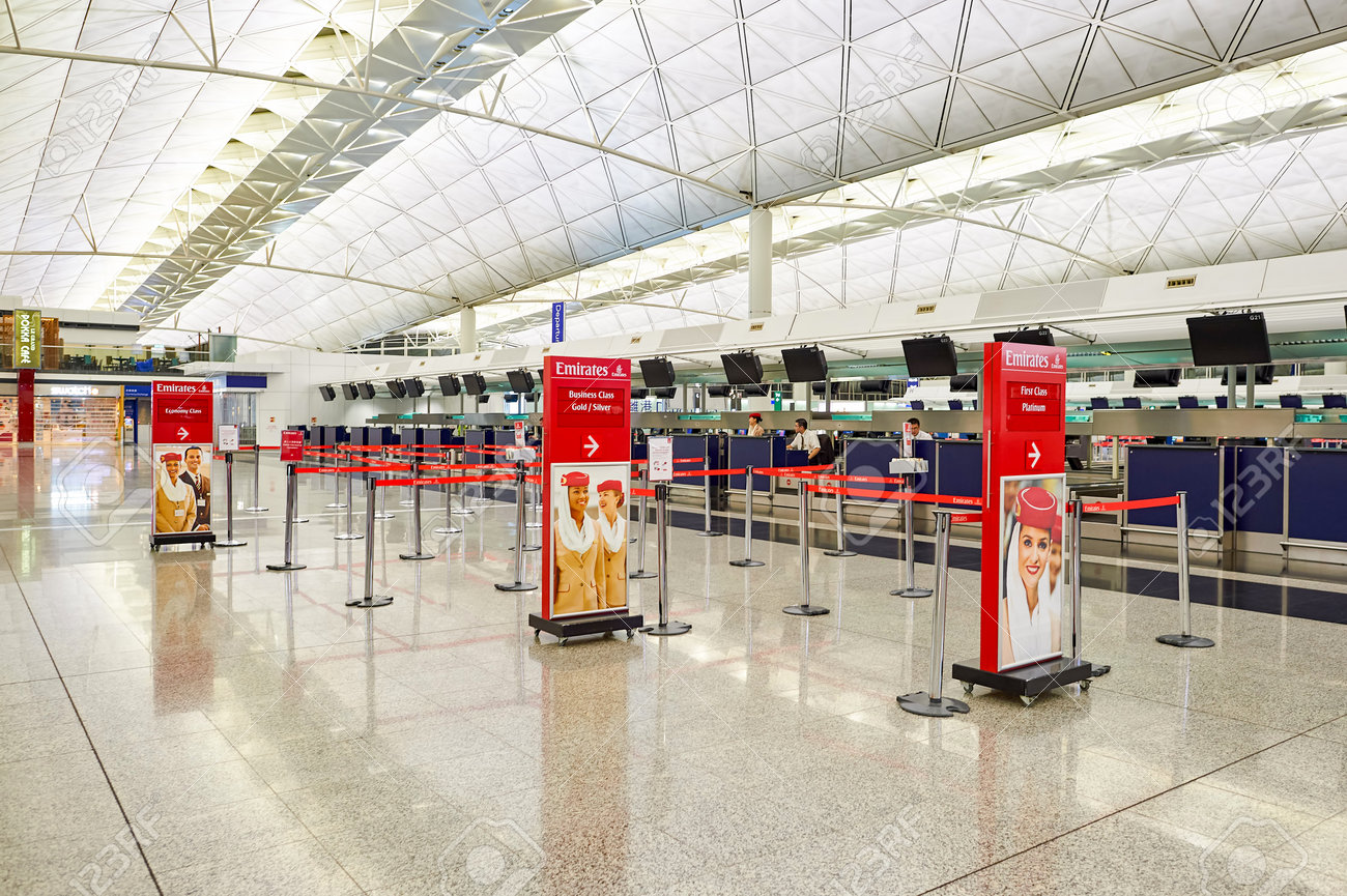 エミレーツ航空チェックイン カウンターで香港国際空港ターミナル 1 の香港 15 年 9 月 9 日 デザイン エミレーツ航空は ドバイ アラブ首長国連邦での基づく航空会社です の写真素材 画像素材 Image