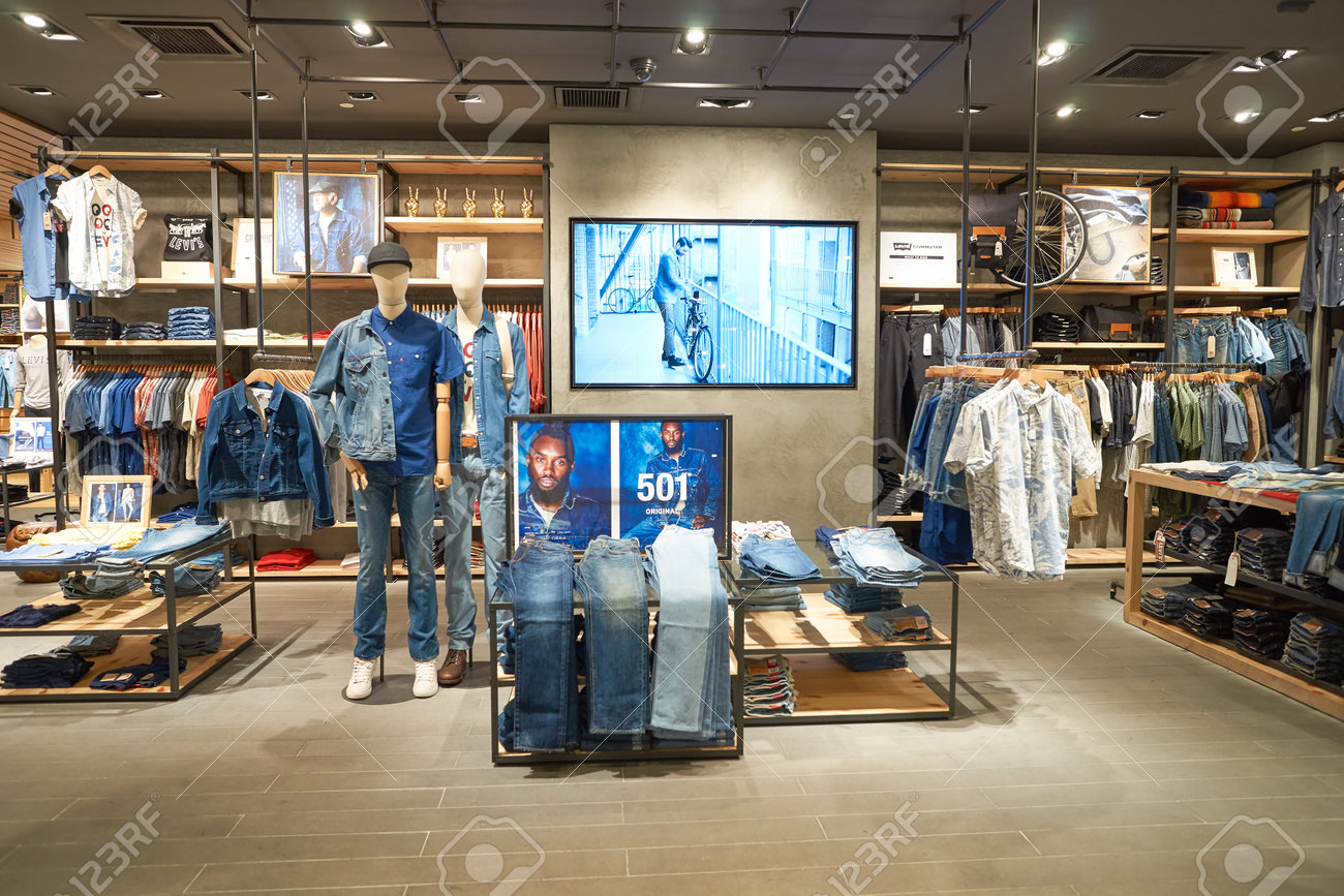 スリア Klcc クアラルンプール マレーシア 16 年 5 月 9 日 リーバイス ストア レヴィ シュトラウス 株式は デニムの ジーンズ Levi S のブランドは世界中知られている非公開のアメリカの衣料品会社です の写真素材 画像素材 Image