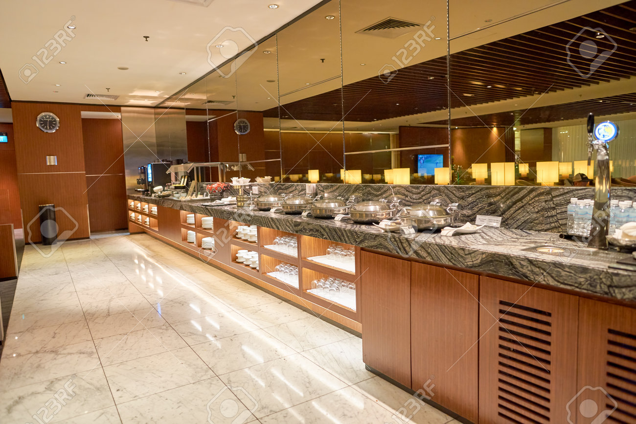 싱가포르 -8 월 2016 년경 : 싱가포르 창이 공항 2 터미널의 크리스 플라이어 골드 라운지. 창이 공항은 싱가포르의 주요 민간  공항입니다. 로열티 무료 사진, 그림, 이미지 그리고 스톡포토그래피. Image 64707073