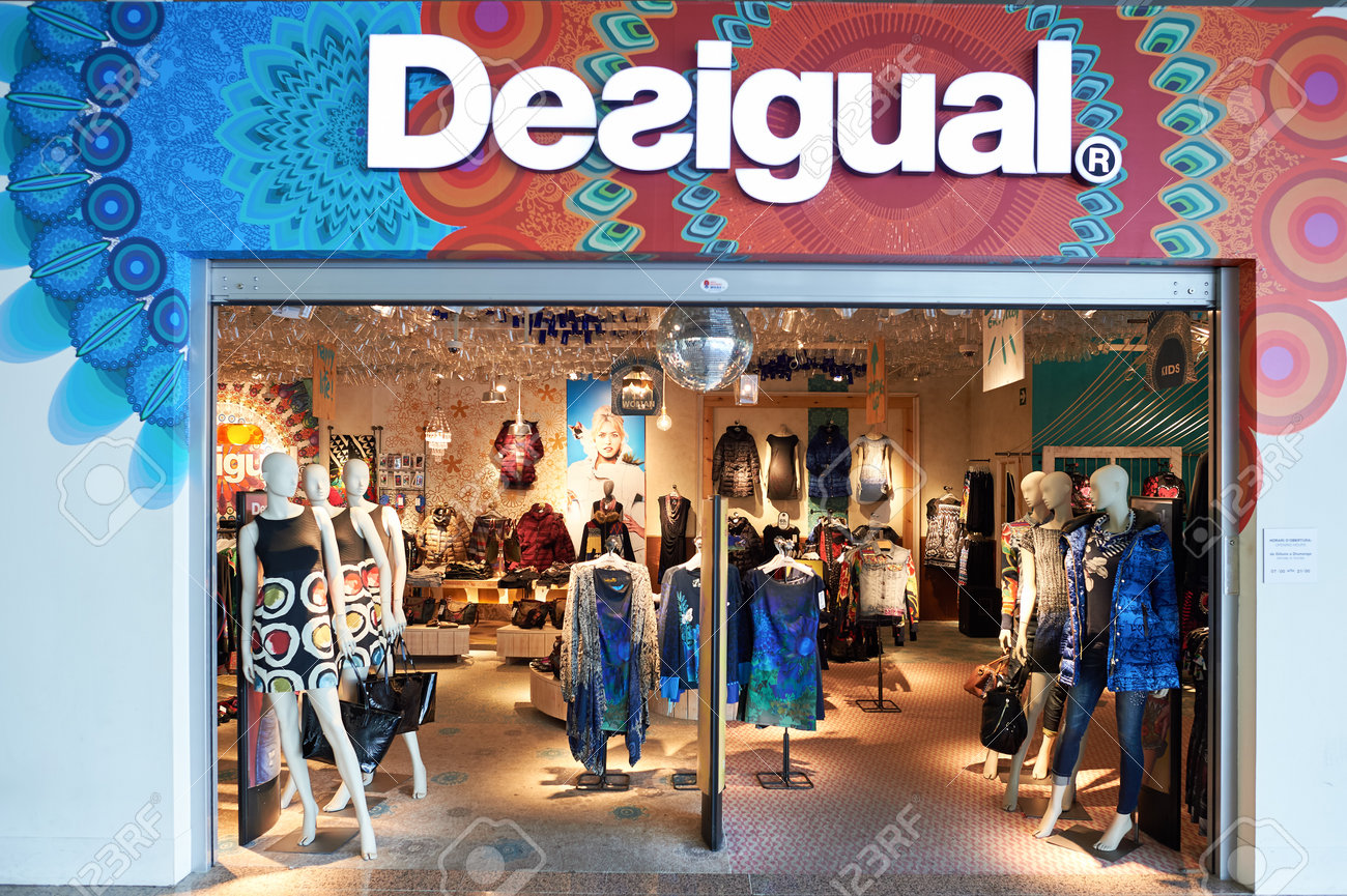 BARCELONA, ESPAÑA CIRCA NOVIEMBRE DE 2015: Tienda De Desigual | Fruugo España