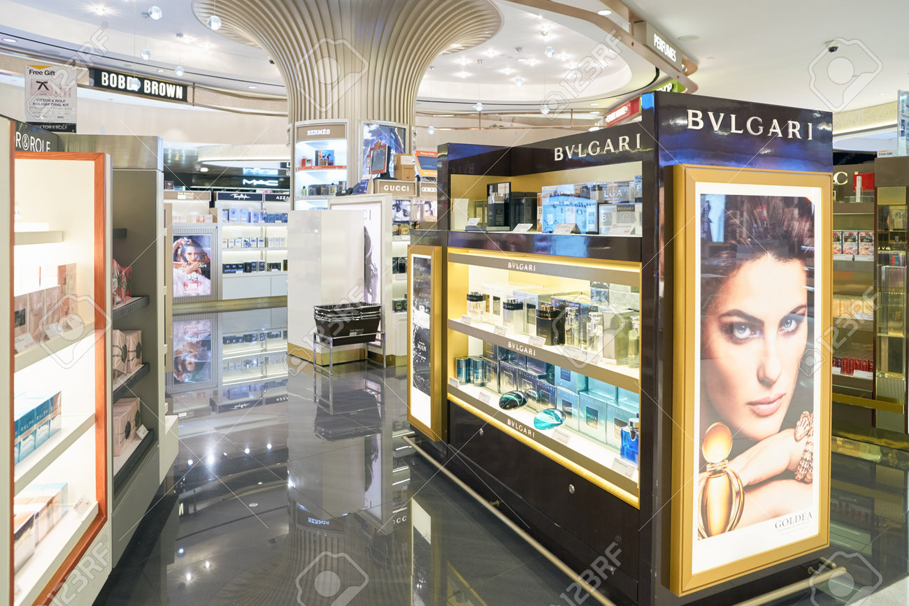 シンガポール 8 月 16 年頃 チャンギ空港で化粧品店です 物質として知られているメイクアップ化粧品 外観や香り 体の強化に使用する製品です の写真素材 画像素材 Image