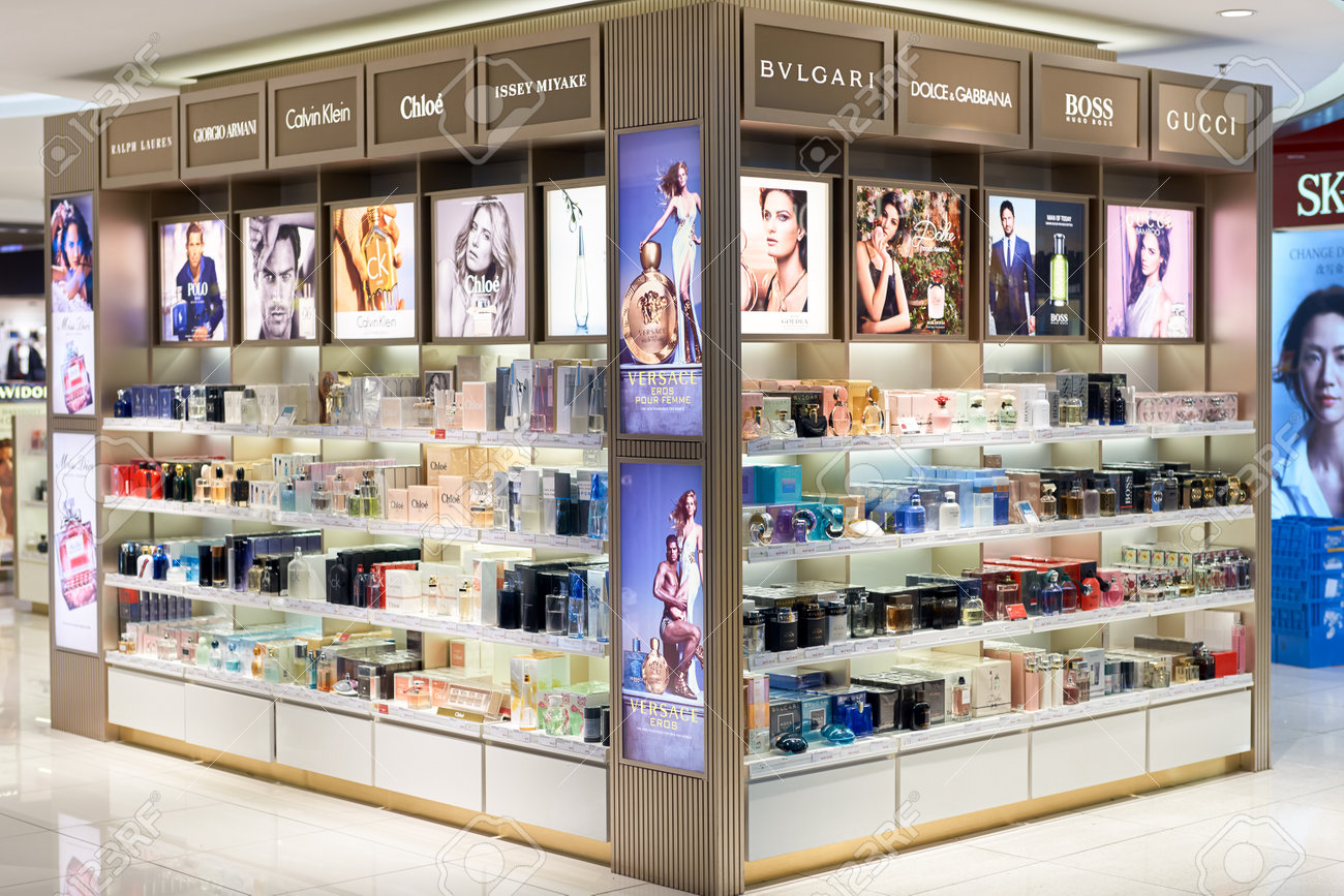 シンガポール 16 年 9 月頃 チャンギ空港で化粧品店です 物質として知られているメイクアップ化粧品 外観や香り 体の強化に使用する製品です の写真素材 画像素材 Image