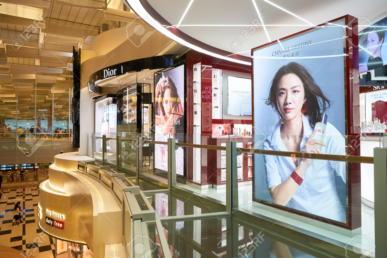 シンガポール 8 月 16 年頃 チャンギ空港で化粧品店です 物質として知られているメイクアップ化粧品 外観や香り 体の強化に使用する製品です の写真素材 画像素材 Image