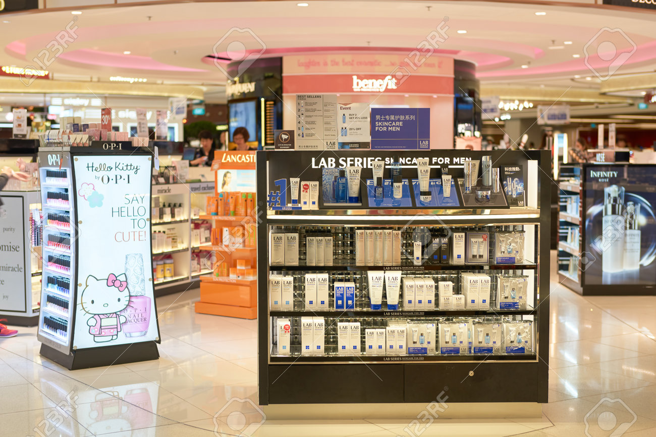 シンガポール 16 年 9 月頃 チャンギ空港で化粧品店です 物質として知られているメイクアップ化粧品 外観や香り 体の強化に使用する製品です の写真素材 画像素材 Image