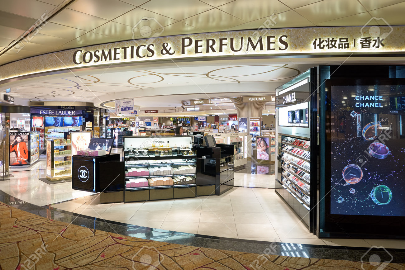 シンガポール 8 月 16 年頃 チャンギ空港で化粧品店です 物質として知られているメイクアップ化粧品 外観や香り 体の強化に使用する製品です の写真素材 画像素材 Image