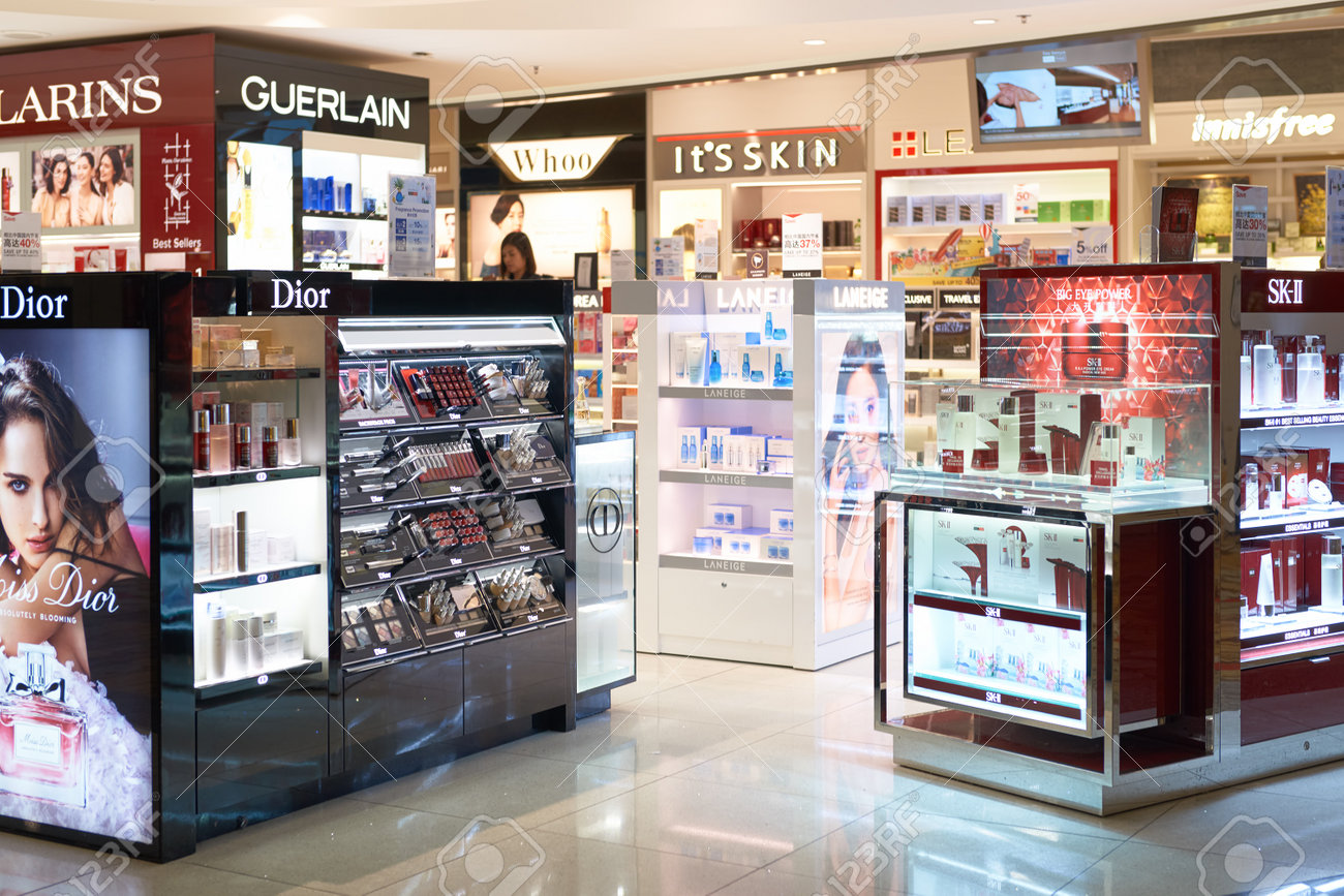 シンガポール 16 年 9 月頃 チャンギ空港で化粧品店です 物質として知られているメイクアップ化粧品 外観や香り 体の強化に使用する製品です の写真素材 画像素材 Image