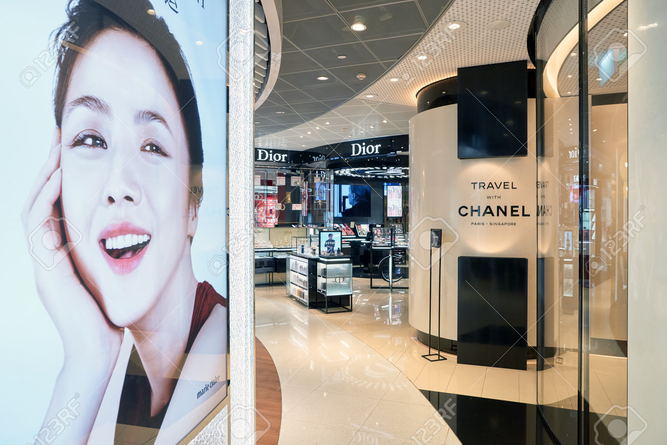 シンガポール 8 月 16 年頃 チャンギ空港で化粧品店です 物質として知られているメイクアップ化粧品 外観や香り 体の強化に使用する製品です の写真素材 画像素材 Image