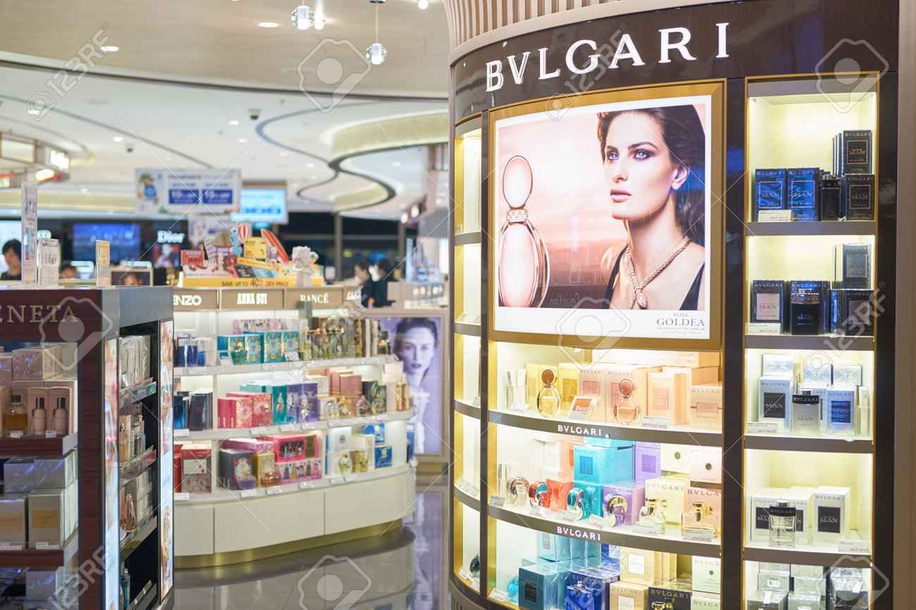 シンガポール 16 年 9 月頃 チャンギ空港で化粧品店です 物質として知られているメイクアップ化粧品 外観や香り 体の強化に使用する製品です の写真素材 画像素材 Image