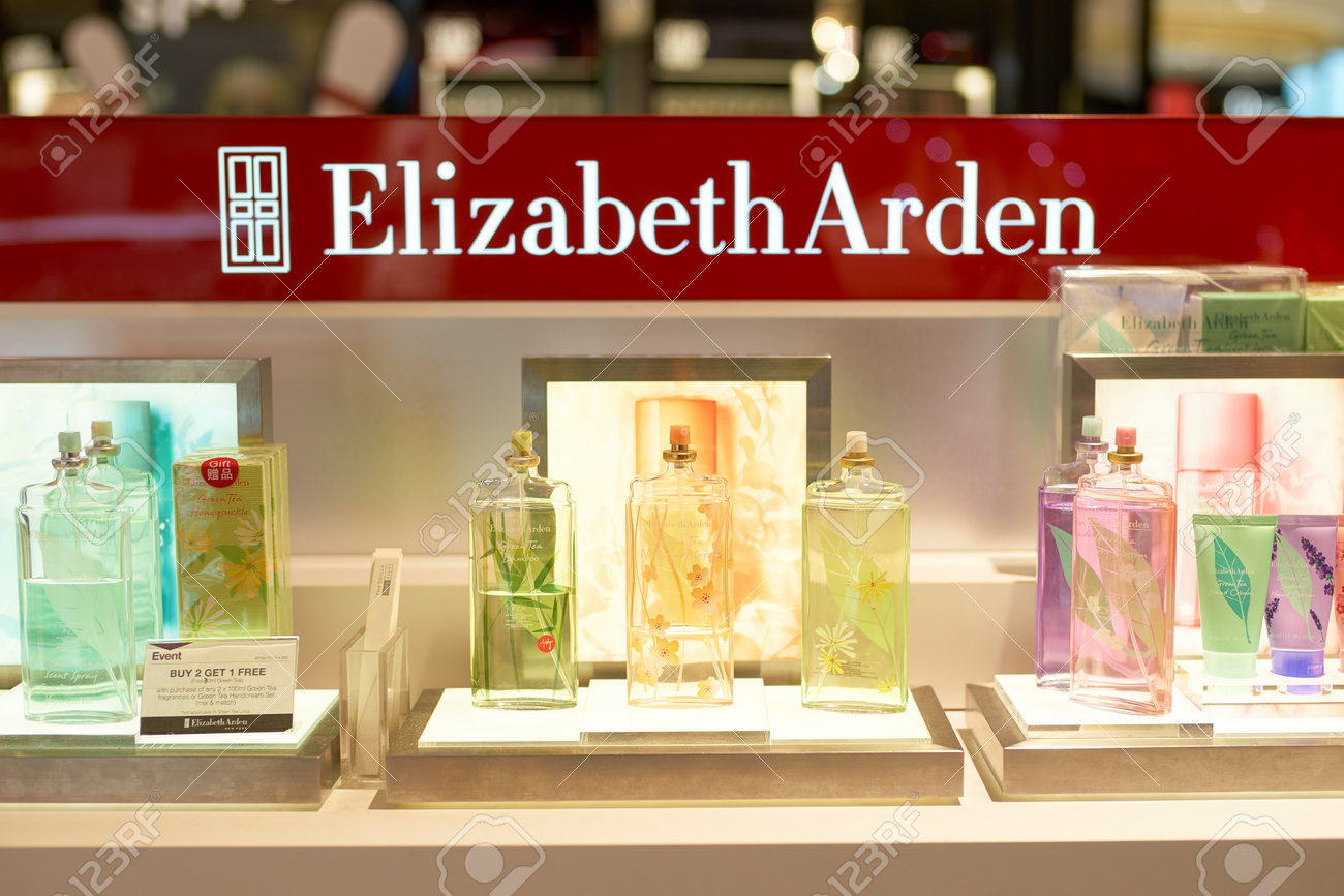 シンガポール 16 年 9 月頃 チャンギ空港で化粧品店です 物質として知られているメイクアップ化粧品 外観や香り 体の強化に使用する製品です の写真素材 画像素材 Image