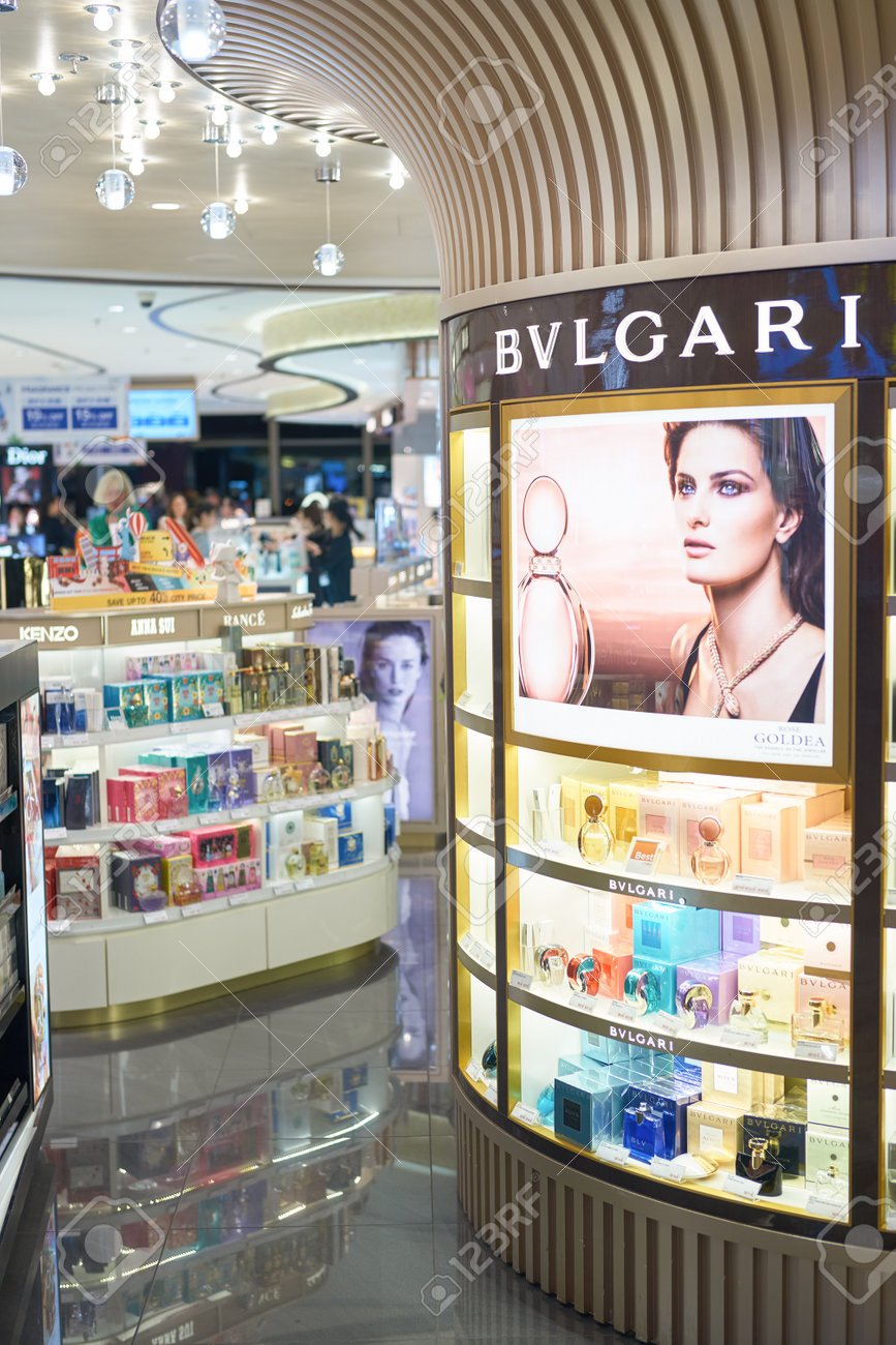 シンガポール 16 年 9 月頃 チャンギ空港で化粧品店です 物質として知られているメイクアップ化粧品 外観や香り 体の強化に使用する製品です の写真素材 画像素材 Image