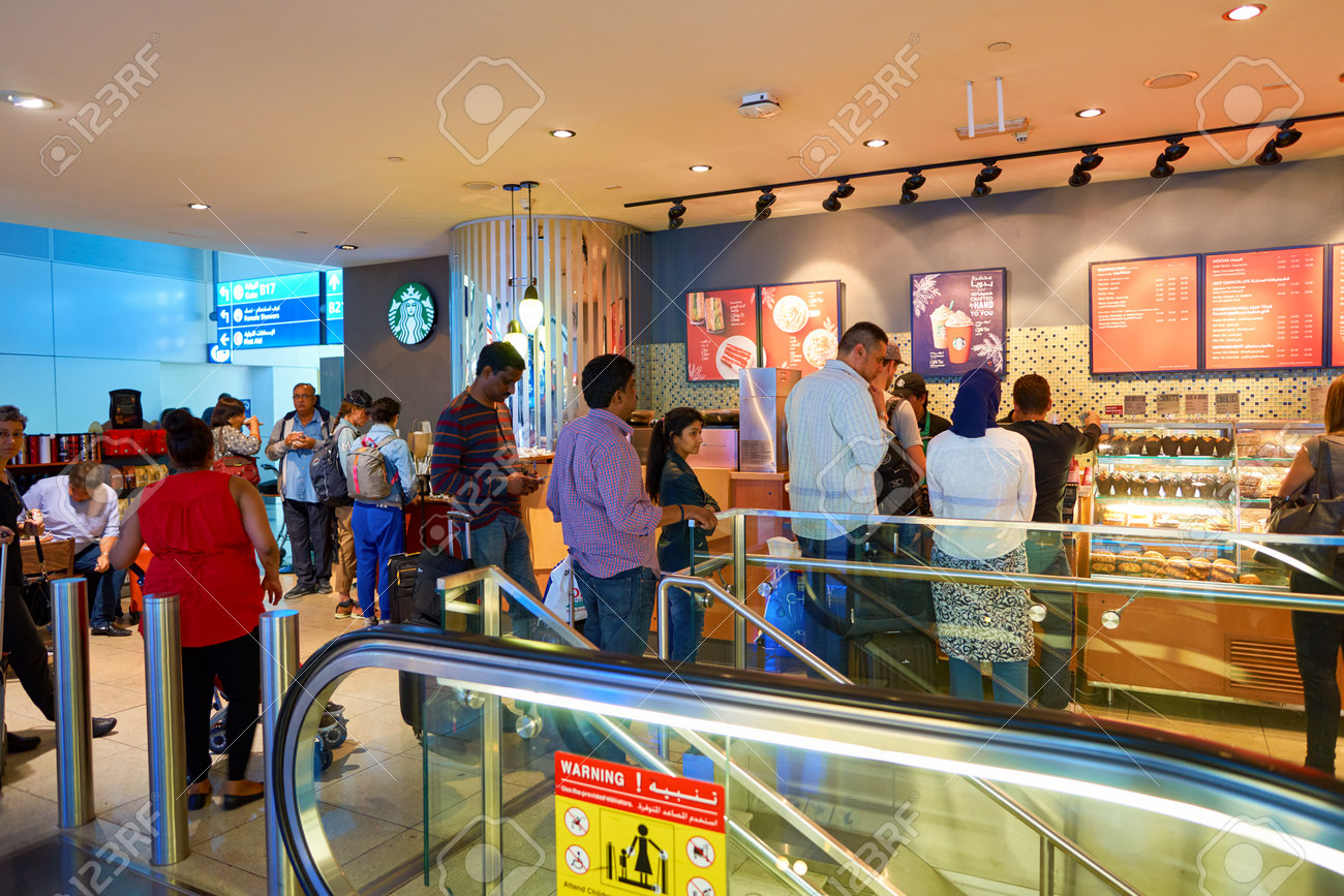 두바이 -11 월 2016 년경 : 두바이 국제 공항에서 스타 벅스 카페. Starbucks Corporation은 미국 커피 회사이자  커피 하우스 체인입니다. 로열티 무료 사진, 그림, 이미지 그리고 스톡포토그래피. Image 70162066