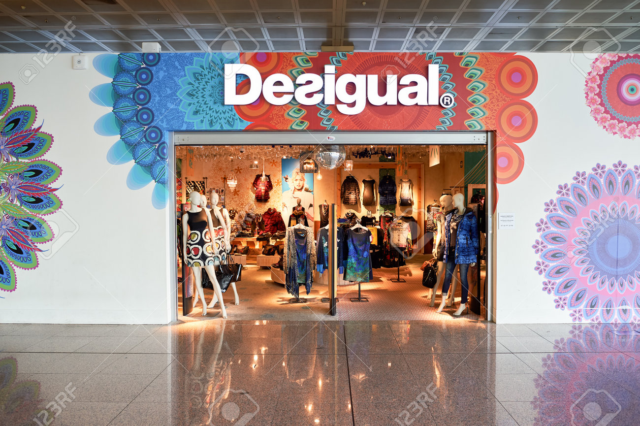 BARCELONA, ESPAÑA CIRCA NOVIEMBRE DE 2015: Tienda De Desigual | Fruugo España