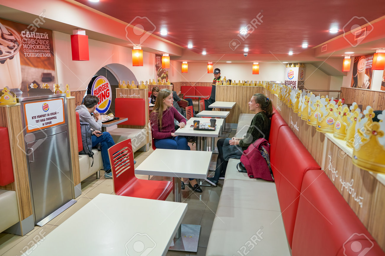 サンクトペテルブルク, ロシア連邦 - 2017 年 10 月頃: バーガー キングのレストラン内。バーガー キングは、ハンバーガーのファーストフード店のアメリカのグローバル  チェーンです。の写真素材・画像素材 Image 88822354