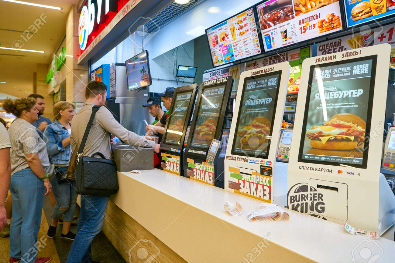 モスクワ、ロシア - CIRCA 9月、2018:モスクワのバーガーキングでのセルフオーダーキオスク。の写真素材・画像素材 Image  120012834