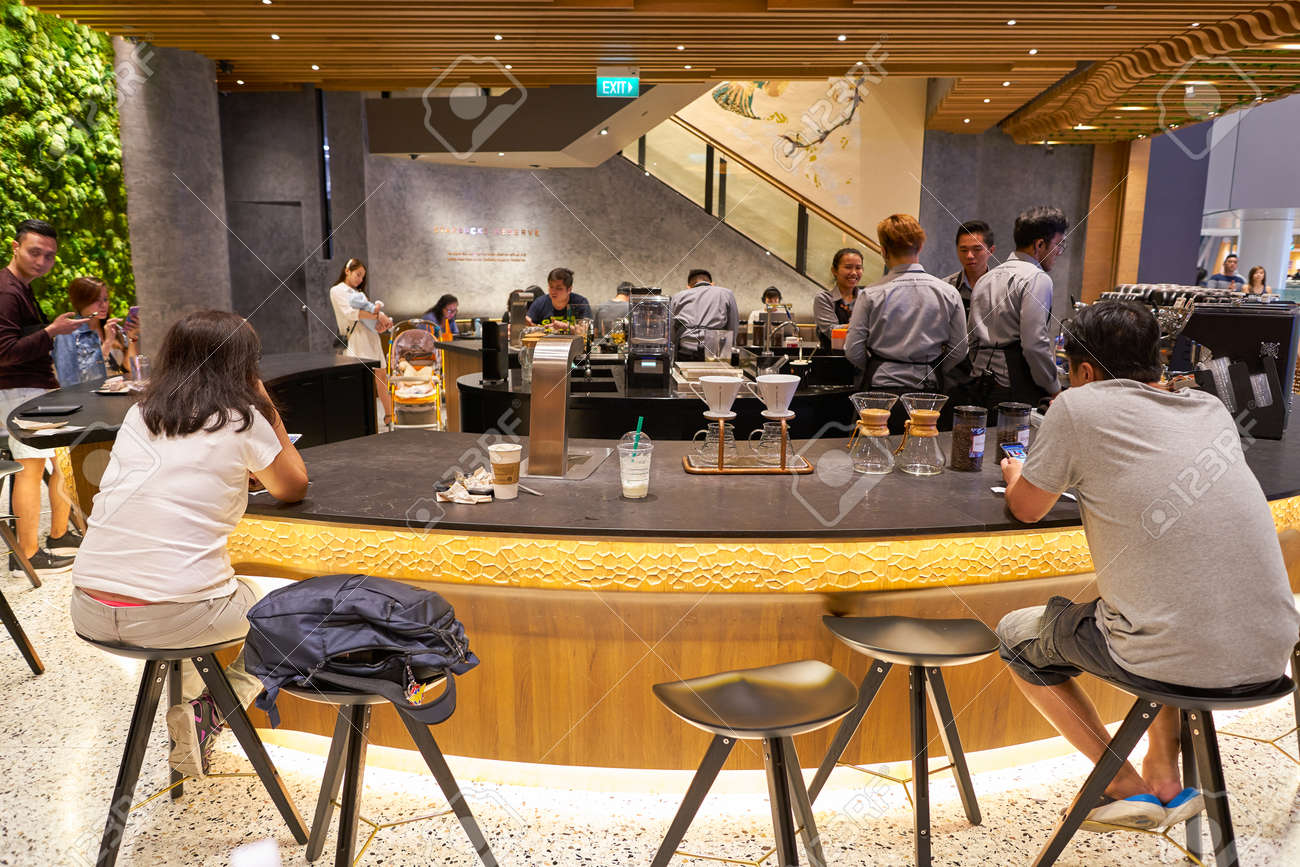 싱가포르 - 2019년 4월경: 쥬얼 창이 공항에 있는 스타벅스 플래그십 스토어의 내부 샷. 로열티 무료 사진, 그림, 이미지 그리고  스톡포토그래피. Image 134539998