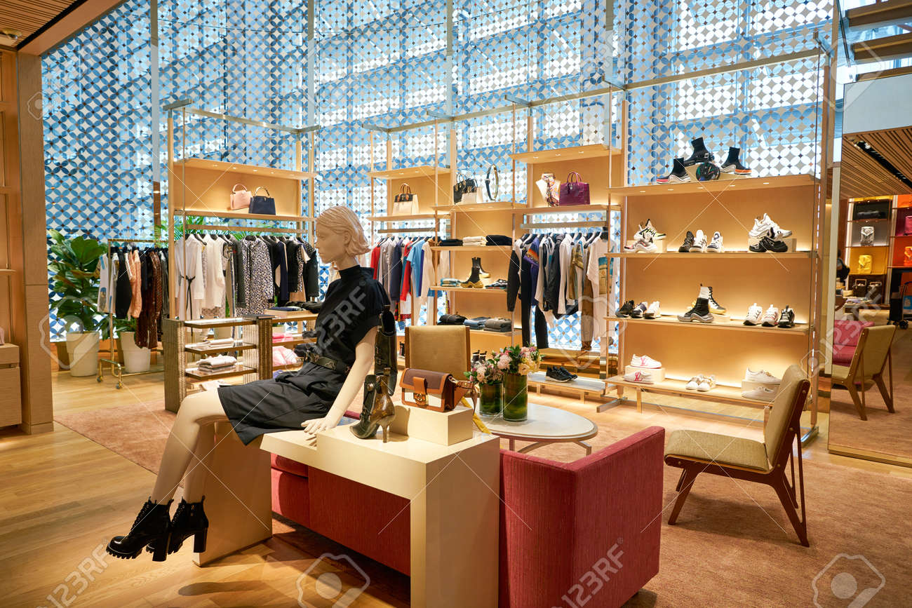 Mannequins At Boutique Louis Vuitton In Singapore Stock Photo