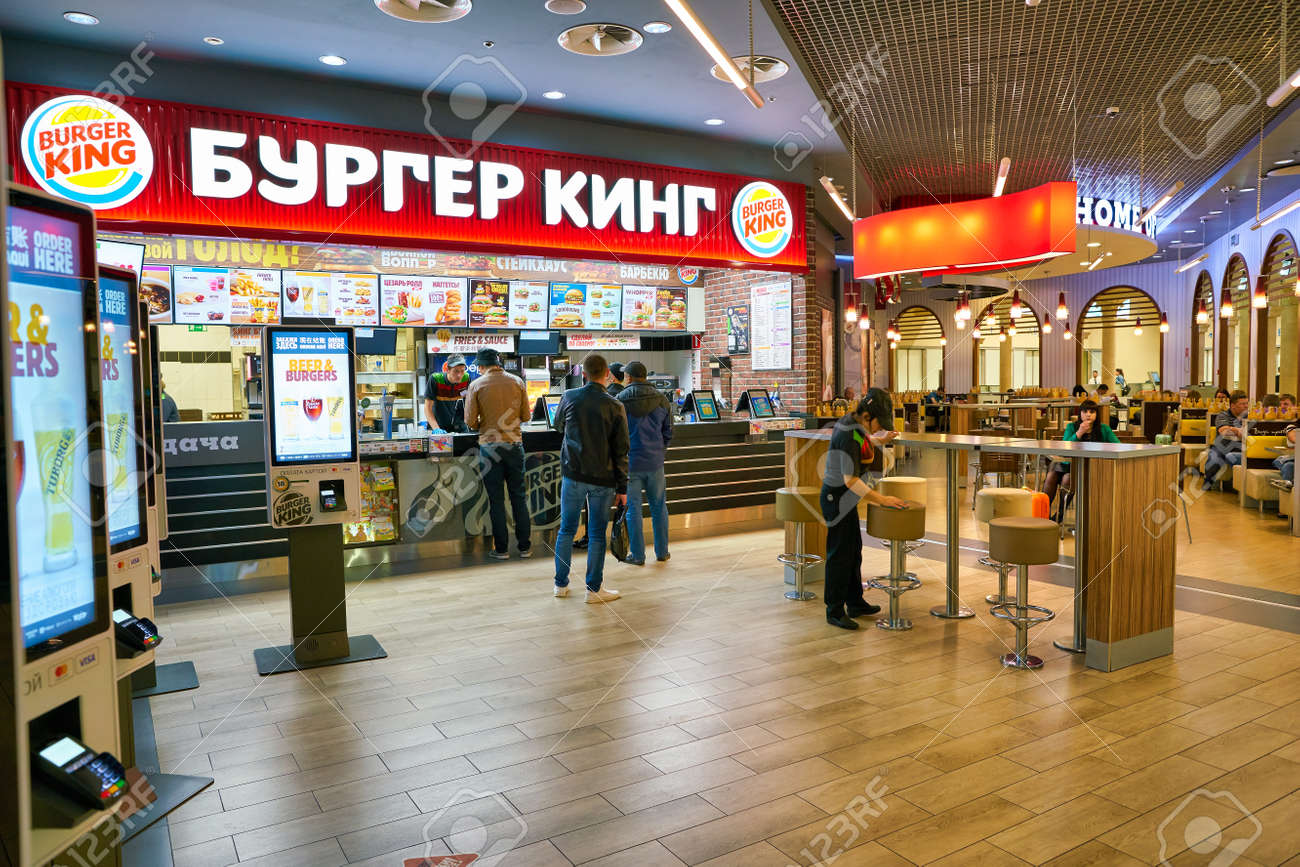 モスクワ、ロシア - CIRCA MAY、2019:モスクワドモジェドヴォ空港のバーガーキングレストランのインテリアショット。の写真素材・画像素材  Image 134540441