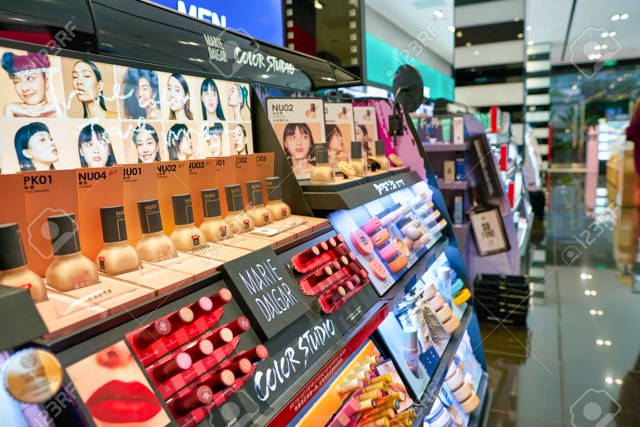 중국 심천 - 2019년 4월경: 중국 심천의 세포라 매장에 진열된 상품. Sephora는 파리에 기반을 둔 프랑스 다국적 퍼스널 케어  및 뷰티 매장 체인입니다. 로열티 무료 사진, 그림, 이미지 그리고 스톡포토그래피. Image 134565270