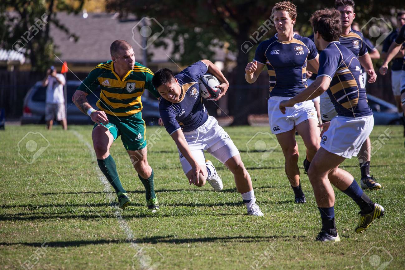 カリフォルニア大学デービス校プレーヤー レディング カリフォルニア州でラグビー大会でフンボルトとの試合で実行 撮影 14 年 11 月 8 日 の写真素材 画像素材 Image