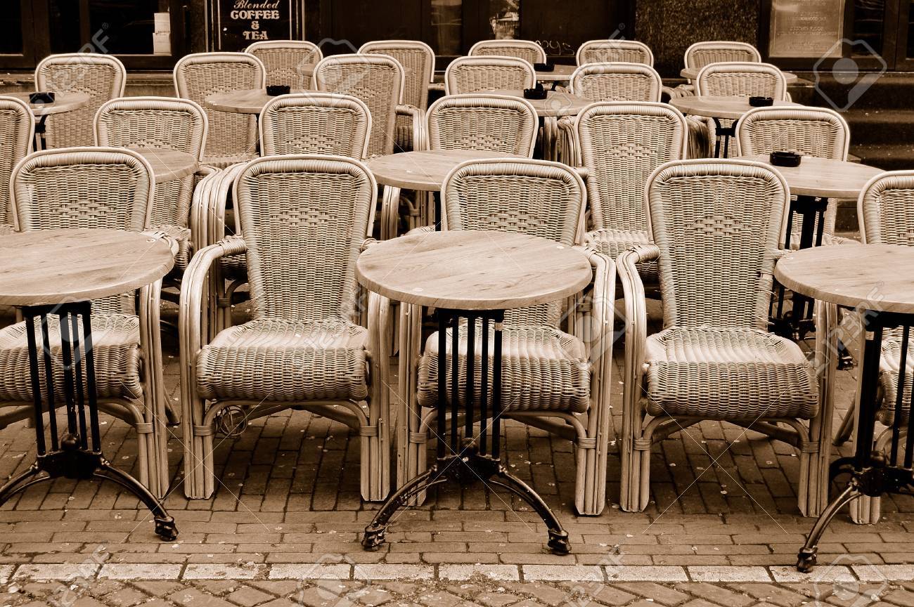 Mesas Vacías De Comedor Y Sillas De Ratán Mimbre En Un Café De La ... Mesas Vacías De Comedor Y Sillas De Ratán Mimbre En Un Café De La ...