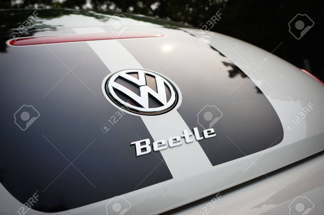 フォルクスワーゲン車のボンネットの上の金属ロゴを濡れています フォルクスワーゲンは ドイツ 世界有名な自動車メーカーのブランド アウディ ベントレー ブガッティ ランボルギーニ 座席 および Skoda マルケスをまた所有しています ドイツ語で世界