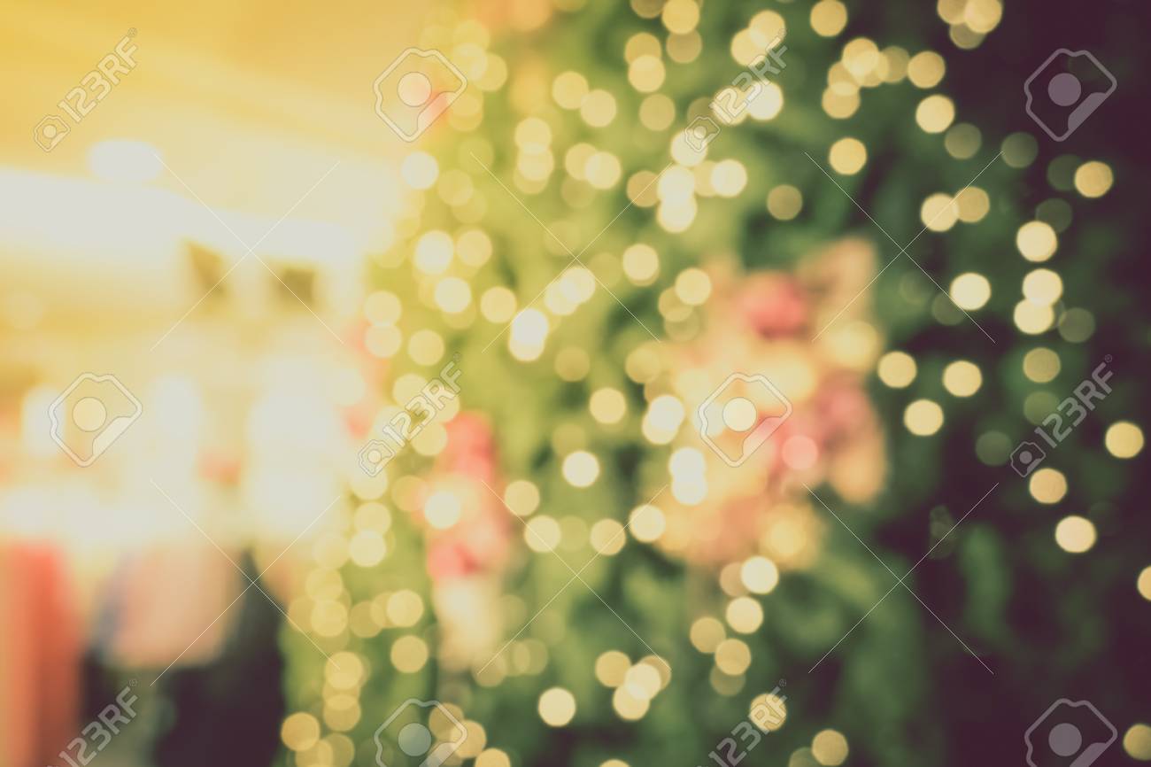 装飾されたツリーで クリスマスの背景と逆に焦点を当てたライトのゴールドのクリスマス背景 の写真素材 画像素材 Image 装飾されたツリーで クリスマスの背景と逆に焦点を当てたライトのゴールドのクリスマス背景 の写真素材 画像素材 Image