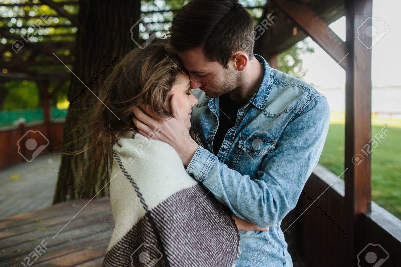 愛し合う恋人たちに包まれて立っているとキスの格子縞 の写真素材 画像素材 Image