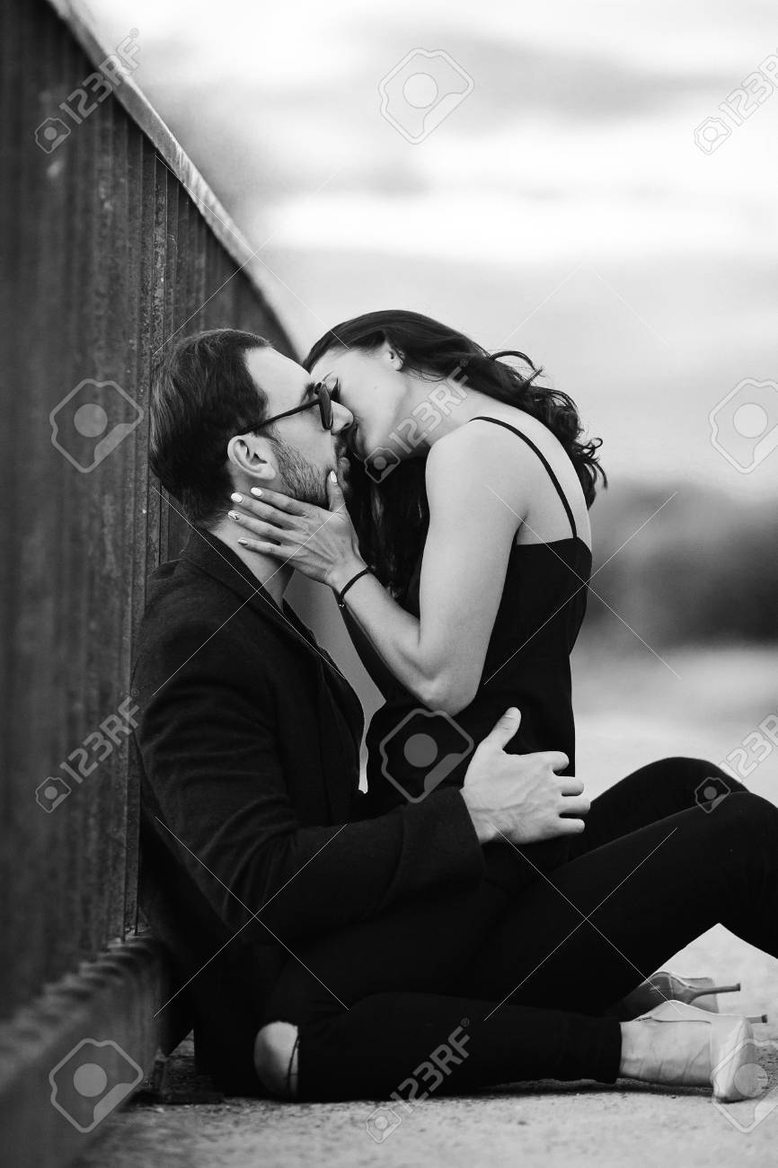 Поцелуй на лавке. Женщина сверху. Девушка сидиттна парне. Девушка и парень сидят на траве. Кудрявая девушка с парнем.