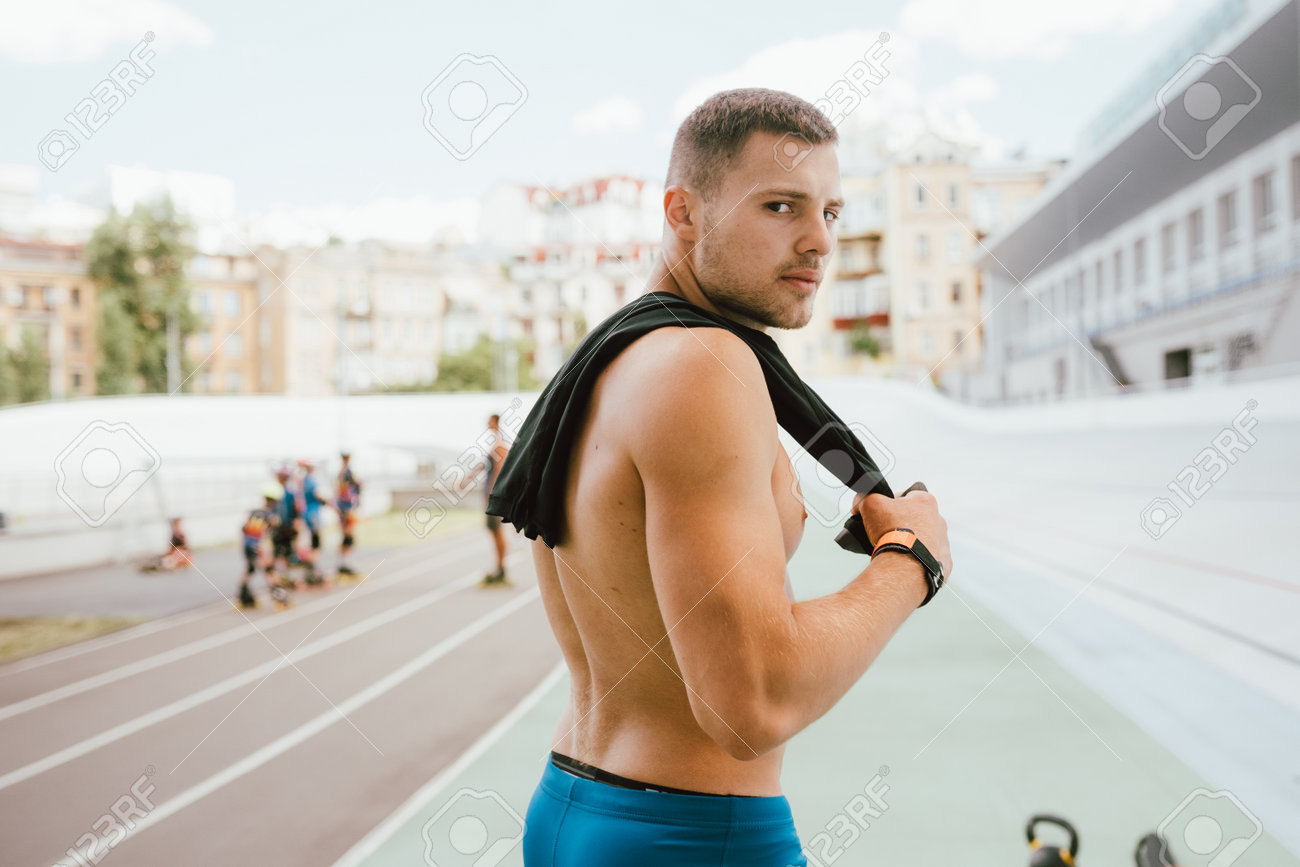 어깨 너머로 뒤를 돌아보는 몸통을 가진 젊은 근육질의 남자. 로열티 무료 사진, 그림, 이미지 그리고 스톡포토그래피. Image  161800796