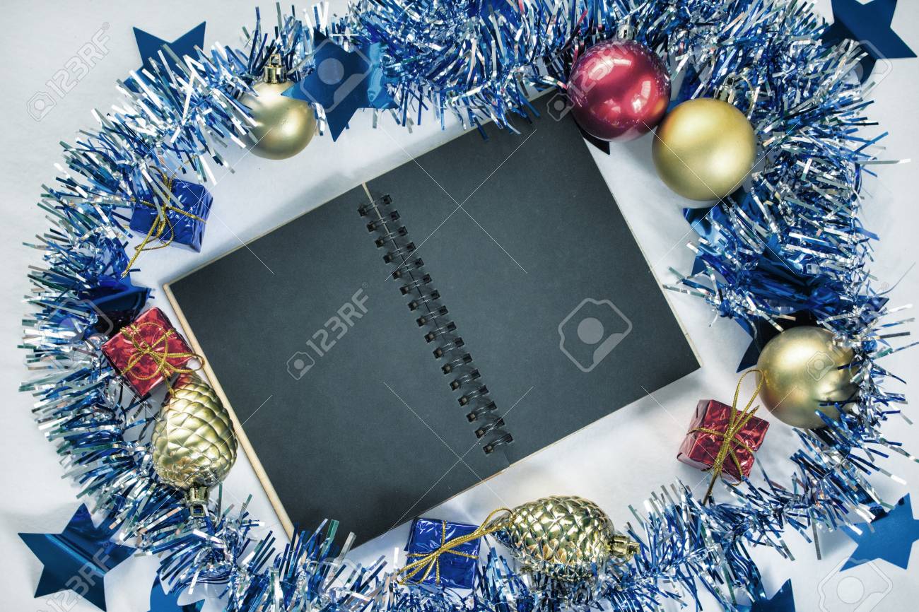 ビンテージ クリスマス背景テキスト場所 ブルーのリボンのリース 赤と金色のモミの木飾り 空白のページに黒紙のノート 挨拶のトレンディなクリスマス 背景 フラットのクリスマス の写真素材 画像素材 Image