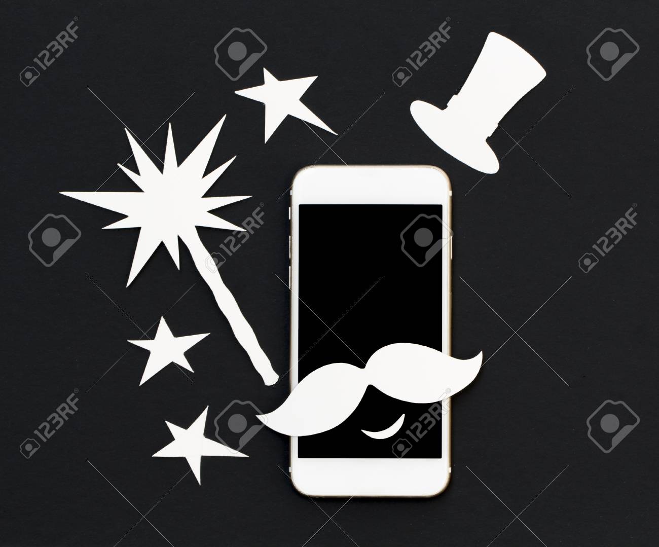 紙の白い電話は 魔法の杖と星とコラージュをカットしました 口ひげとヴィンテージの帽子とスマート フォンの魔術師 携帯電話魔法バナー テンプレート テキスト場所 電話フラット横たわっていた笑みを浮かべてブラックの写真 の写真素材 画像素材 Image