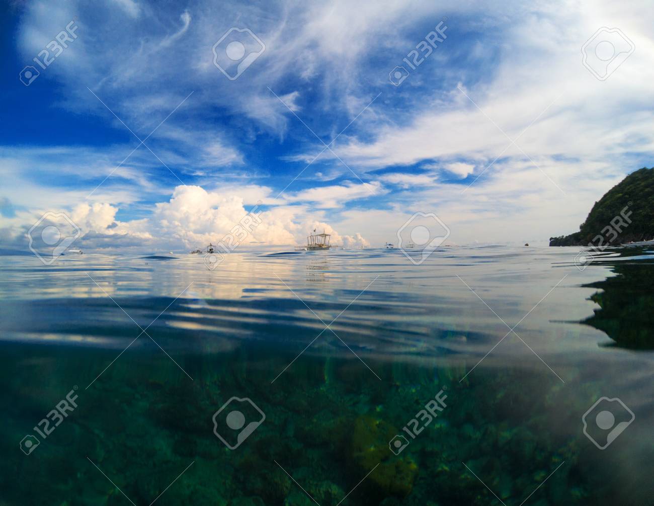 空と海の自然な背景 ダブル風景水と空の写真 美しい海辺 上と下のウォータ ライン きれいな透明な海水 海洋リップルのクローズ アップ テキストの場所でバナーのテンプレート の写真素材 画像素材 Image 空と海の自然な背景 ダブル風景水と空の写真 美しい海辺 上と下のウォータ ライン きれいな透明な海水 海洋リップルのクローズ アップ テキストの場所でバナーのテンプレート の写真素材 画像素材 Image