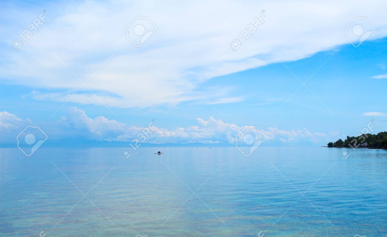 釣り船と青空と青い海の絵 まだ海水と海の景色をリラックス 海辺の休暇日 青い空と水の反射 青い空に白い雲 熱帯の海岸 ホリデイ バナー の写真素材 画像素材 Image 釣り船と青空と青い海の絵 まだ海水と海の景色をリラックス 海辺の休暇日 青い空と水の反射 青い空に白い雲 熱帯の海岸 ホリデイ バナー の写真素材 画像素材 Image