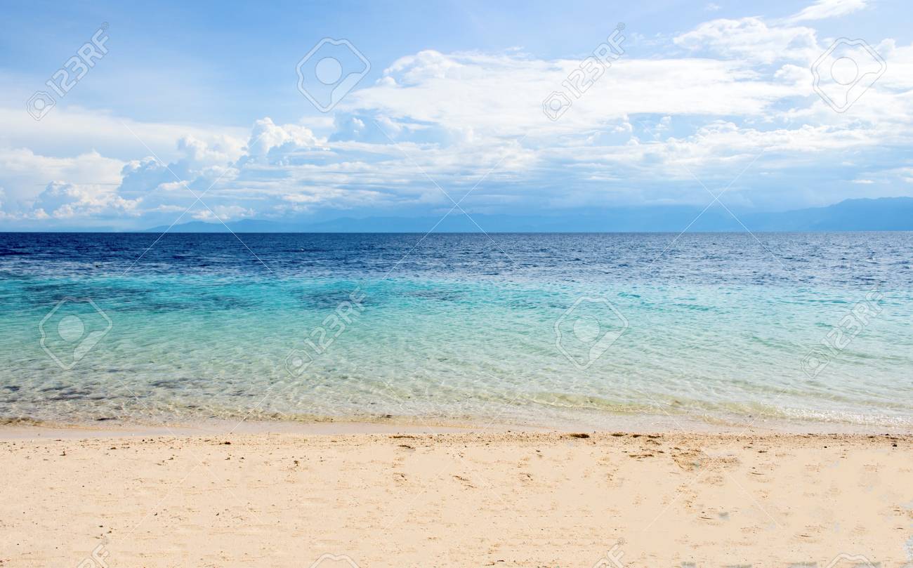 曇り空でロマンチックな海の風景 砂浜と海と海洋のシーン 青い熱帯海のラグーン日当たりの良い風景です 夏の楽園バナー テンプレート 熱帯の島の海辺の写真の背景 の写真素材 画像素材 Image 8774