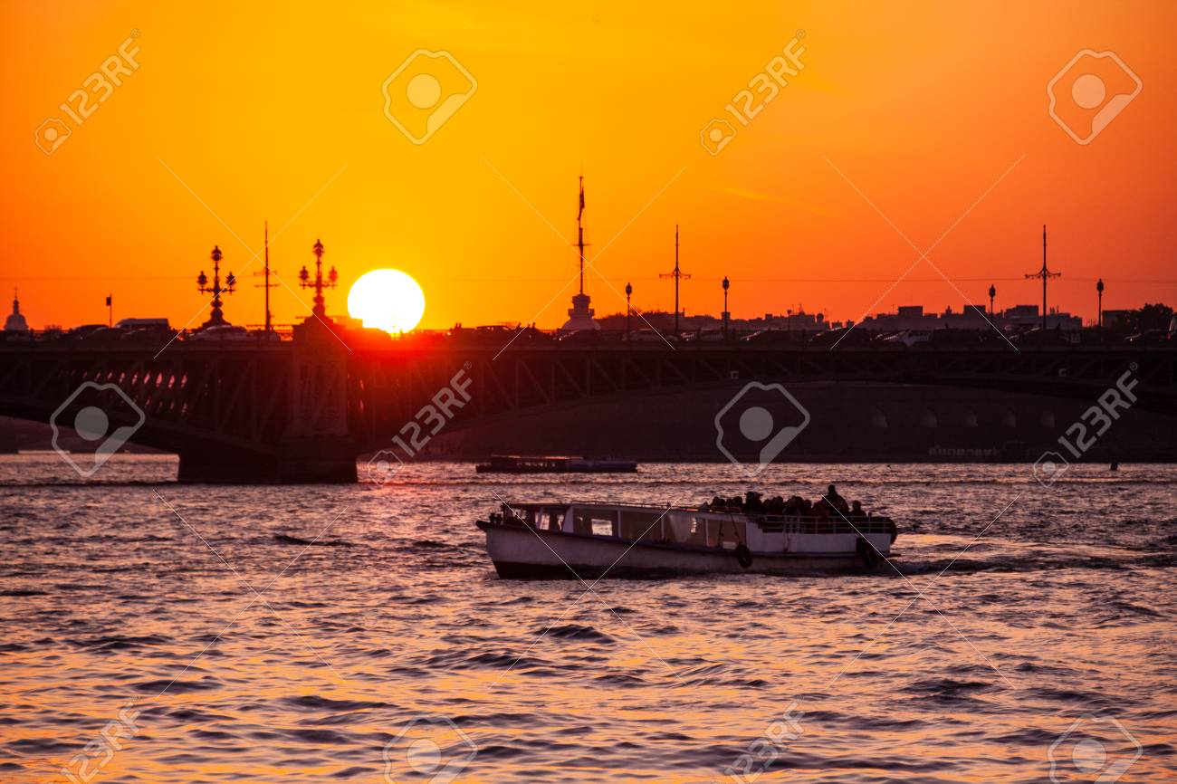 白夜とサンクトペテルブルク ロシアの橋の下のボート の写真素材 画像素材 Image 白夜とサンクトペテルブルク ロシアの橋の下のボート の写真素材 画像素材 Image
