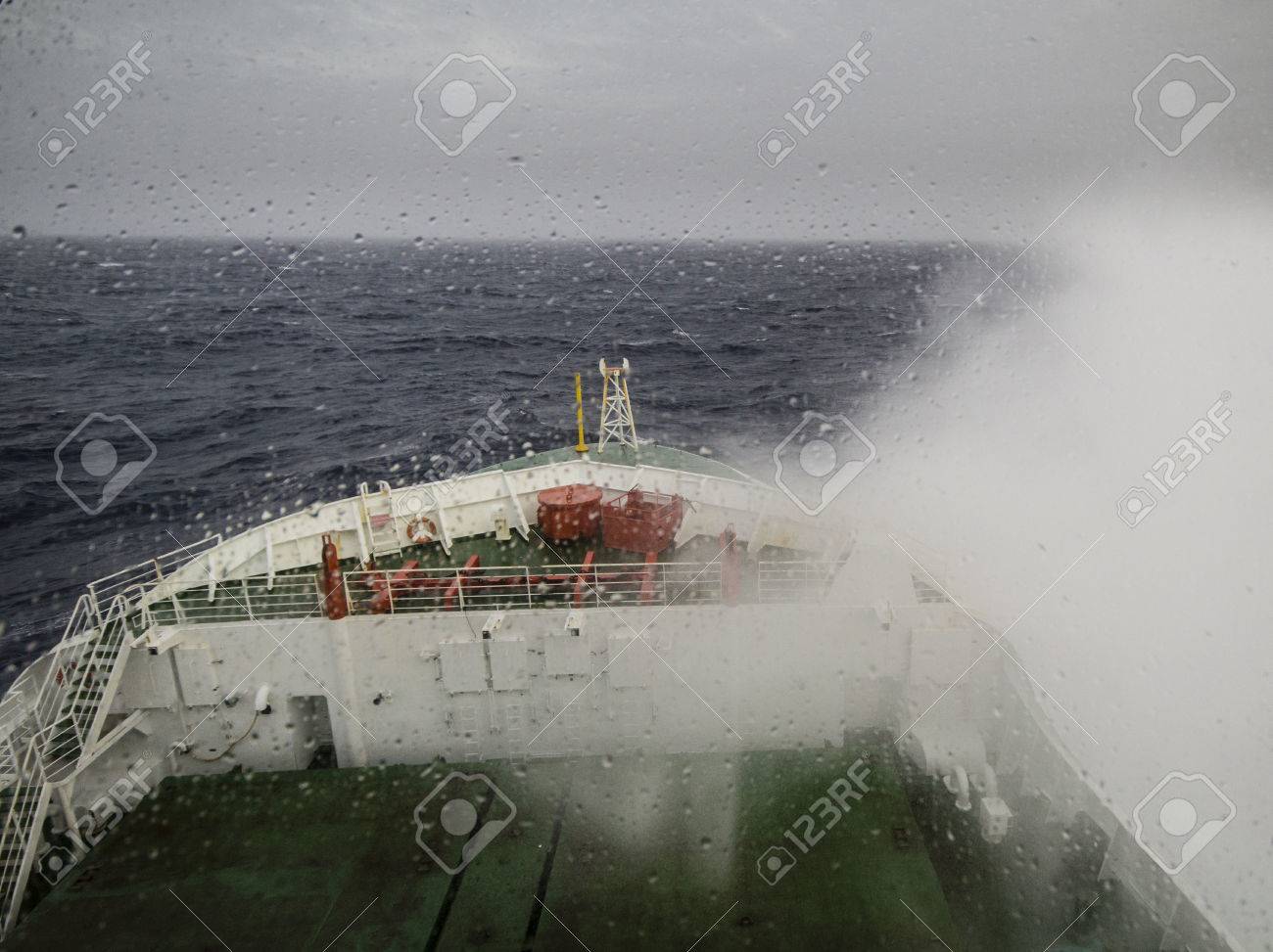 荒波と雨の雨風で巡航船 の写真素材 画像素材 Image 荒波と雨の雨風で巡航船 の写真素材 画像素材 Image