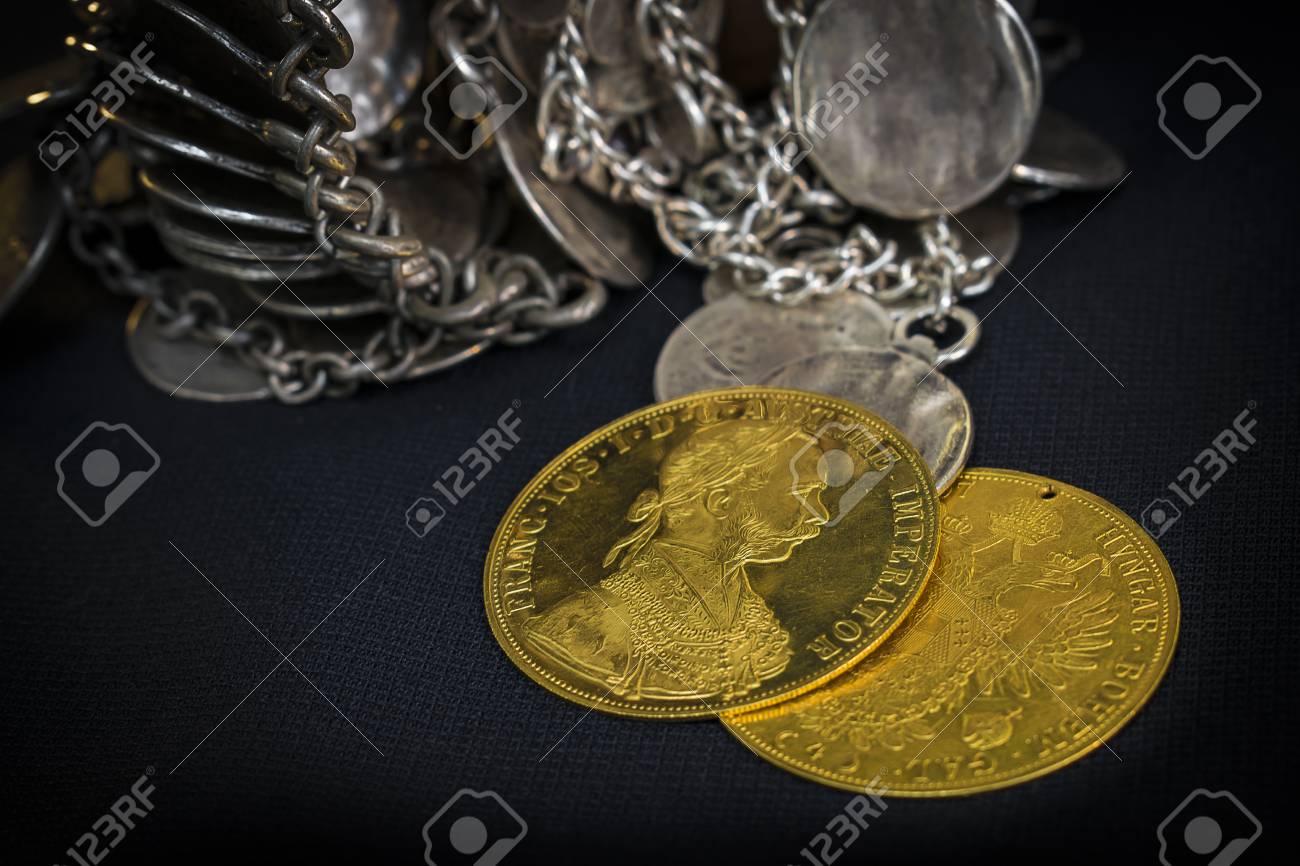 1915 년 카이저 프란츠 조셉 1 세와 함께 오스트리아의 두 헝가리 골키퍼와 금화를 뒤적 거리며은 보석과 어두운 환경에 기대고있는  정물 로열티 무료 사진, 그림, 이미지 그리고 스톡포토그래피. Image 77240468