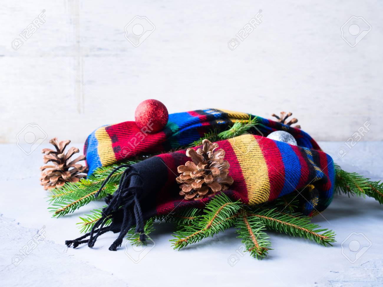 Branches De Sapin En écharpe De Laine Avec Des Pommes De Pin Et Des Boules De Noël Symboles Dhiver Encore La Vie