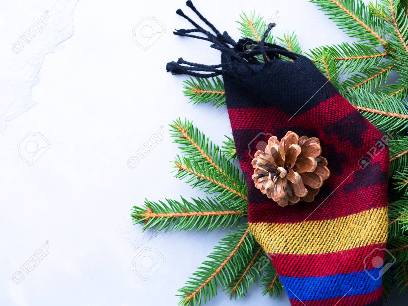 Branches De Sapin En écharpe De Laine Avec Des Pommes De Pin Et Des Boules De Noël Symboles Dhiver Encore La Vie