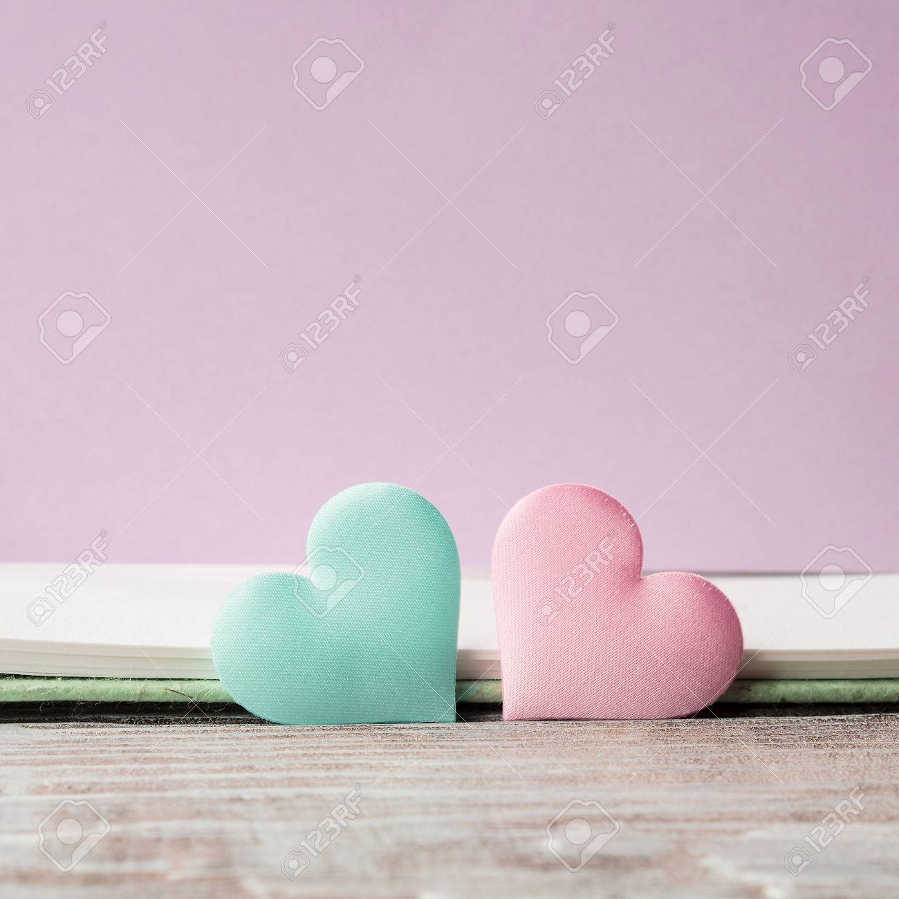 Coeurs Roses Sur Une Carte Vierge Violette Valentin Fete Des Meres Ou Bebe Anniversaire Carte De Voeux Invitation De Mariage Banque D Images Et Photos Libres De Droits Image