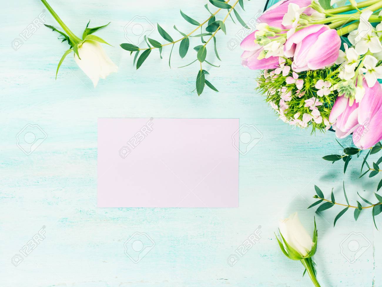 Violet Carte Pourpre Fleurs Tulipes Roses Ressort Fond De Couleur Pastel Vacances De Pâques Invitation Danniversaire De Mariage