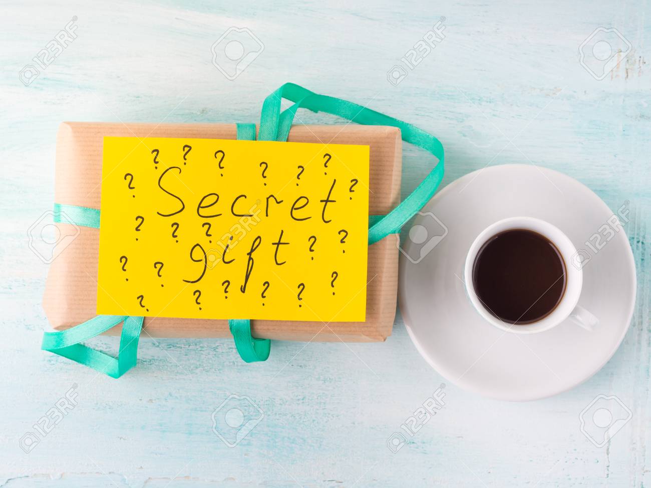サプライズ誕生日休日プレゼント ボックス グリーン リボンとエスプレッソ コーヒーのカップをラップします イエロー カード スペル言葉秘密ギフトの概念 の写真素材 画像素材 Image