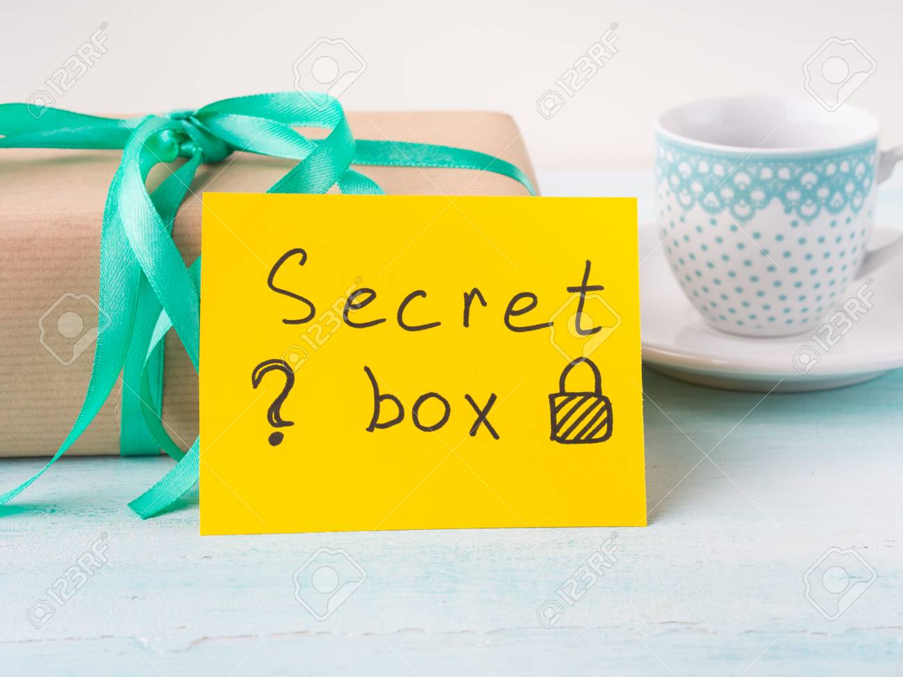 驚きの誕生日の休日ギフト ボックス グリーン リボンとエスプレッソ コーヒーのカップをラップします イエロー カード スペル言葉秘密ボックスの概念 の写真素材 画像素材 Image